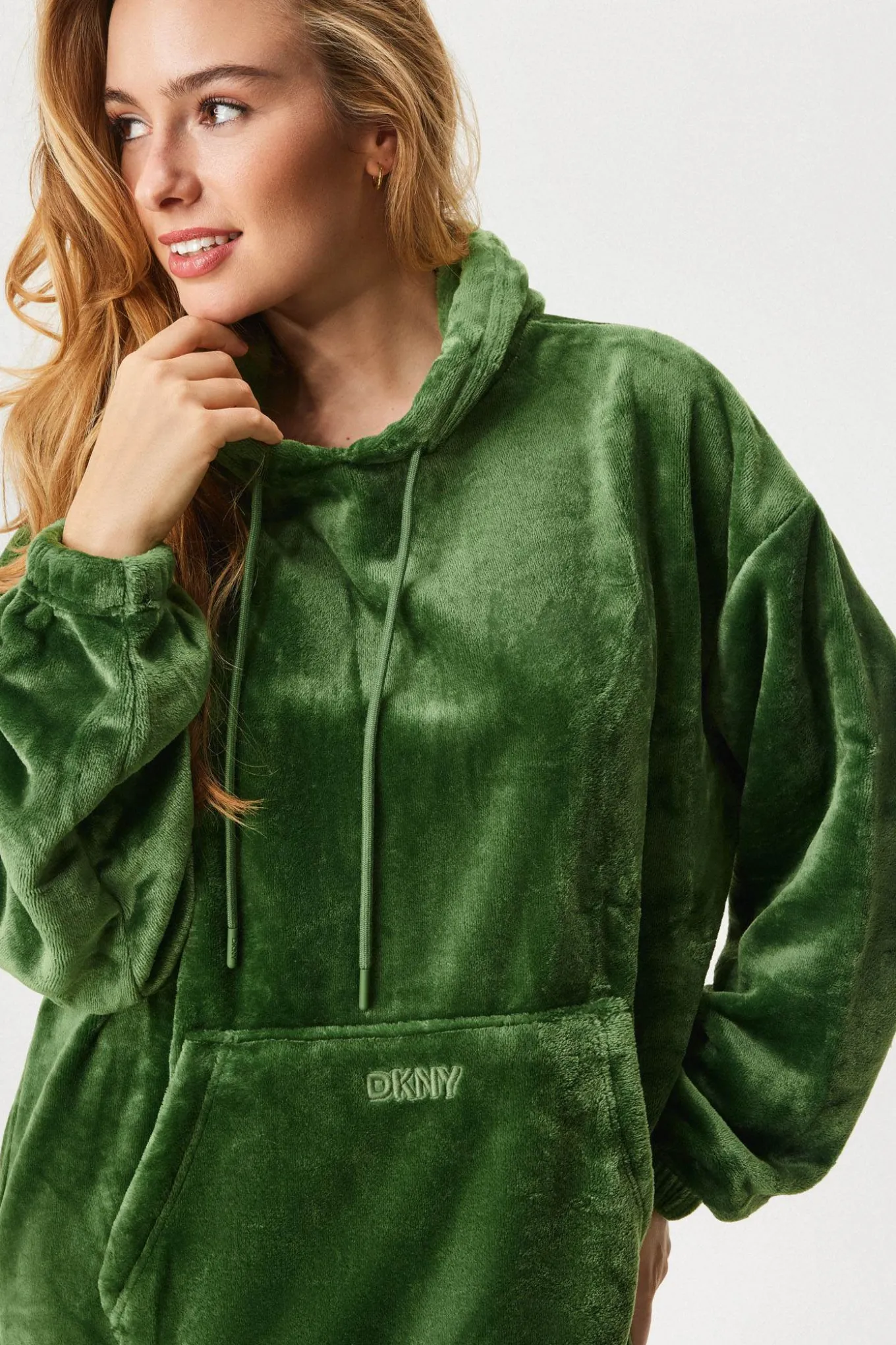 Ciepła sukienka DKNY Elm Green z kapturem